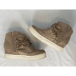 Very G Ursula Taupe Hidden Wedge Heel Faux Suede Zip Shoes City Women Sz 7.5 GUC